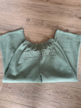 Forever Edikted oliveGreen Sweatpants with Back Embroidery